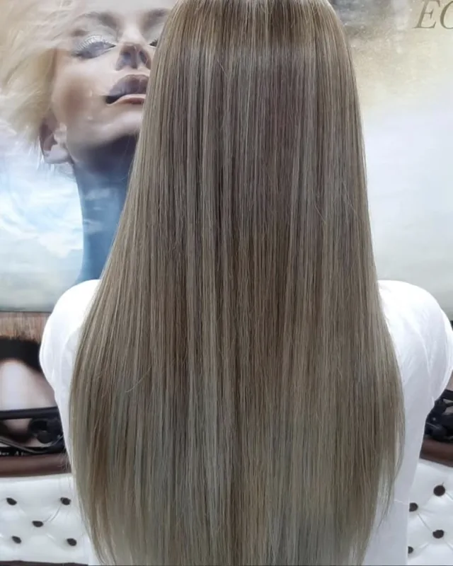 Lissage sur cheveux longs blonds, vu de dos au salon