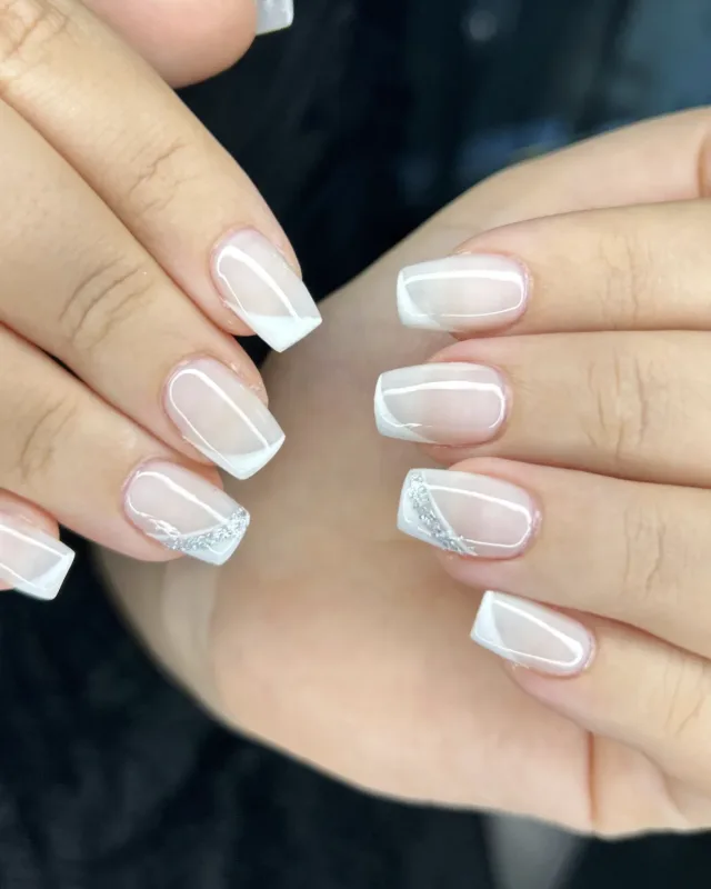 French blanche pailletée sur ongles carrés