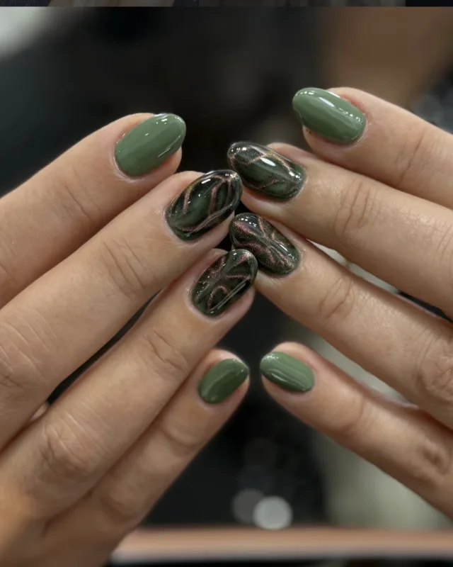 Nail art vert sauge et motif marbré doré sur ongles courts