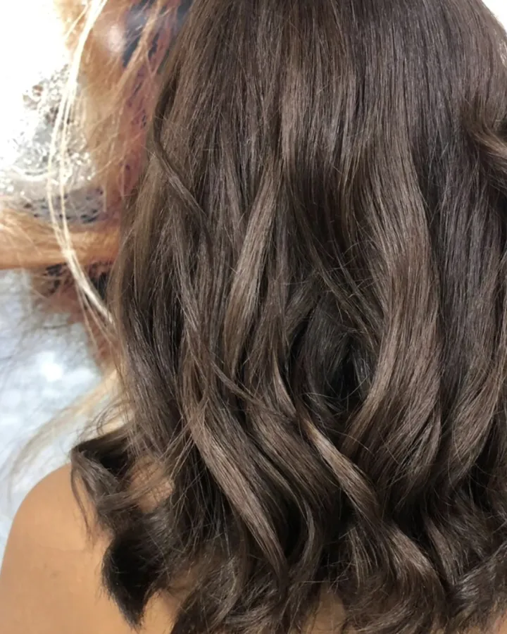 Cheveux bouclés travaillés au salon Las Perlas