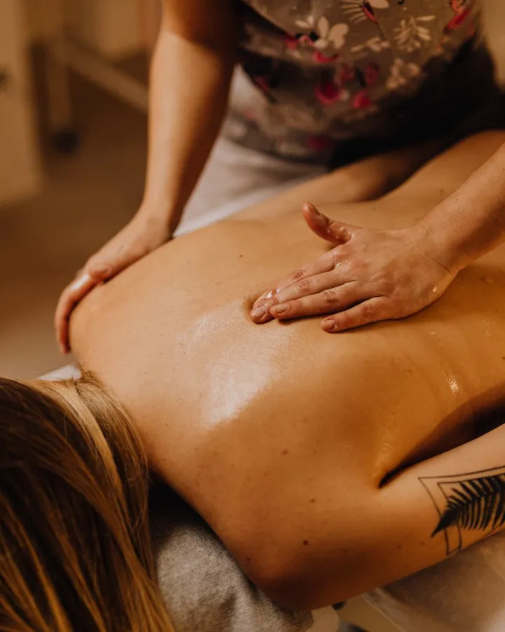 Massage du dos à l'huile en cabine