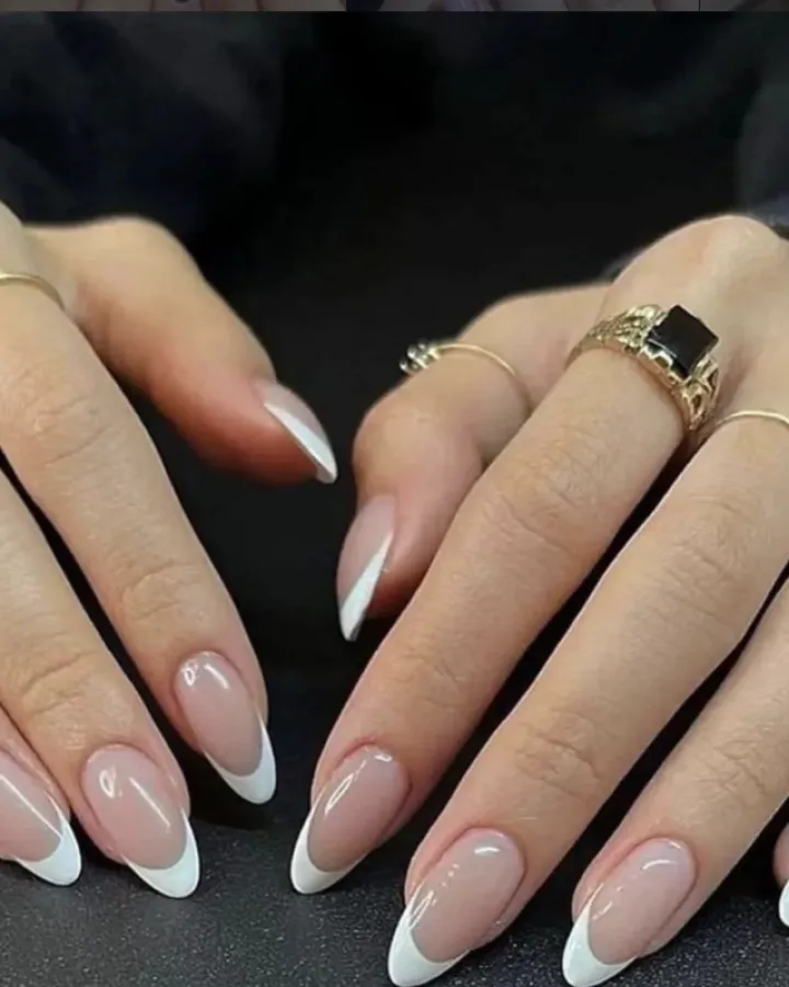 Pose de french manucure sur ongles en amande chez Las Perlas