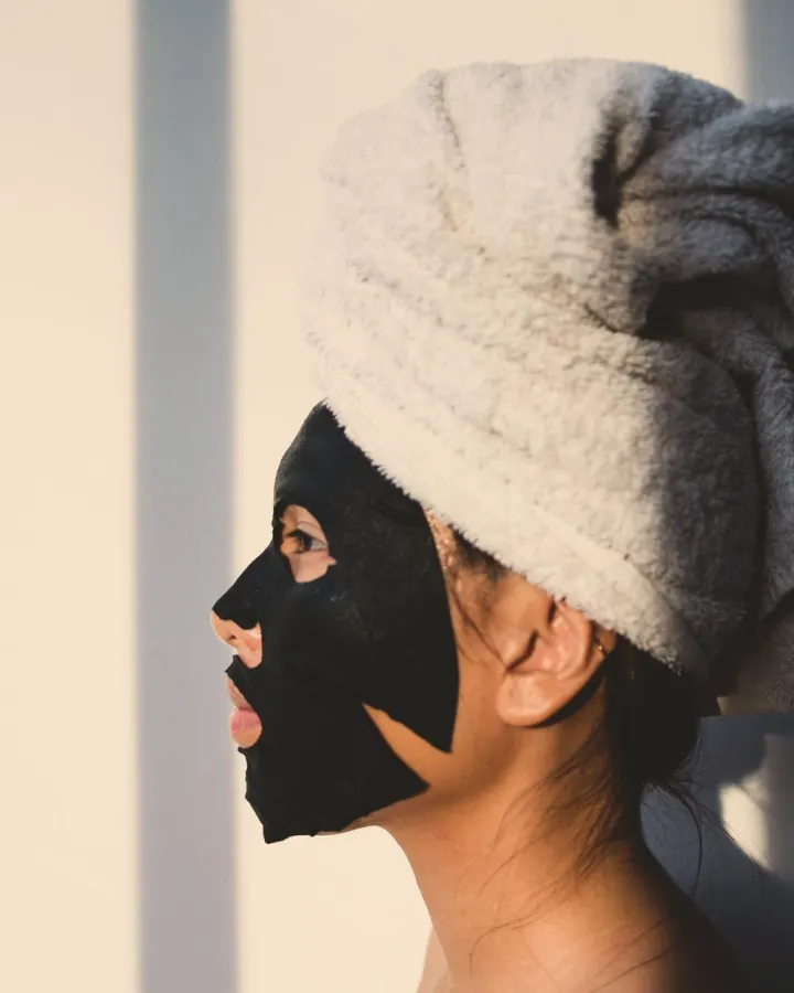 Soin du visage avec masque, profil et serviette nouée